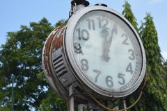grande horloge antique au milieu de la ville image stock grande horloge antique au milieu de la ville image stock