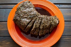 A grande igreja da tri ponta da carne apenas fora do meio cozinhado grade bem em uma placa vermelha com cebola verde decora em se fotografia de stock royalty free A grande igreja da tri ponta da carne apenas fora do meio cozinhado grade bem em uma placa vermelha com cebola verde decora em se fotografia de stock royalty free