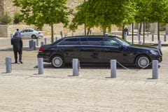 Grande Mercedes Benz esticou o limo estacionado fora do museu do holocausto de Yad Vashem no Jerusalém Israel foto de stock Grande Mercedes Benz esticou o limo estacionado fora do museu do holocausto de Yad Vashem no Jerusalém Israel foto de stock