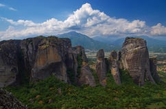 Grande monastério de Varlaam na rocha alta em Meteora, Thessaly, Grécia fotografia de stock Grande monastério de Varlaam na rocha alta em Meteora, Thessaly, Grécia fotografia de stock