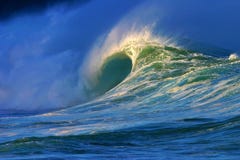 Grande onde d'océan à la plage de compartiment de Waimea photographie stock Grande onde d'océan à la plage de compartiment de Waimea photographie stock