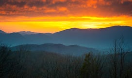 Grande por do sol fumarento do parque nacional das montanhas imagem de stock royalty free Grande por do sol fumarento do parque nacional das montanhas imagem de stock royalty free