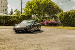 Grande possibilité éloignée Porsche Cayman Scène urbaine photos stock Grande possibilité éloignée Porsche Cayman Scène urbaine photos stock