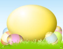 Grande priorità bassa gialla dell'uovo di Pasqua royalty illustrazione gratis Grande priorità bassa gialla dell'uovo di Pasqua royalty illustrazione gratis