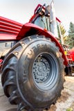 Grande ruota di nuovo exhibi moderno di Kirovets K 4 del trattore agricolo immagine stock libera da diritti Grande ruota di nuovo exhibi moderno di Kirovets K 4 del trattore agricolo immagine stock libera da diritti
