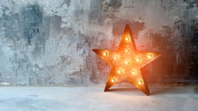 Grande rétro étoile décorative avec un bon nombre de lumières brûlantes sur le fond concret grunge Beau décor, conception moderne Photo stock Grande rétro étoile décorative avec un bon nombre de lumières brûlantes sur le fond concret grunge Beau décor, conception moderne Photo stock