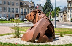 Grande sculpture en métal de taureau se reposant dans l'espace vert dans Autun, Bourgogne, France photos stock Grande sculpture en métal de taureau se reposant dans l'espace vert dans Autun, Bourgogne, France photos stock