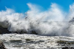 Grande vague de mer de tempête côtière de tempête photographie stock libre de droits Grande vague de mer de tempête côtière de tempête photographie stock libre de droits