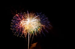 Grandes fuegos artificiales sobre una ciudad por noche imagen de archivo Grandes fuegos artificiales sobre una ciudad por noche imagen de archivo