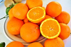 Grandes oranges mûres oranges, jus sain de vitamine images stock Grandes oranges mûres oranges, jus sain de vitamine images stock