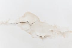 Grandes taches et fissures humides sur le plafond de la salle domestique de maison après forte pluie et du sort de l'eau photo stock Grandes taches et fissures humides sur le plafond de la salle domestique de maison après forte pluie et du sort de l'eau photo stock