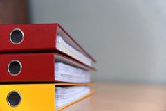 Grandi cartelle di colore per i documenti sulla tavola nell'ufficio, primo piano, spazio della copia immagini stock Grandi cartelle di colore per i documenti sulla tavola nell'ufficio, primo piano, spazio della copia immagini stock
