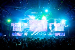 Grandi mani della folla di concerto in aria con gli effetti della luce fotografia stock libera da diritti Grandi mani della folla di concerto in aria con gli effetti della luce fotografia stock libera da diritti