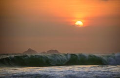 Grandi onde dell'Oceano Atlantico alla spiaggia di Ipanema ed al bello tramonto con le nuvole ed il cielo arancio, Rio de Janeiro Fotografia Stock Grandi onde dell'Oceano Atlantico alla spiaggia di Ipanema ed al bello tramonto con le nuvole ed il cielo arancio, Rio de Janeiro Fotografia Stock