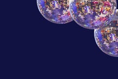 Grandi palle della discoteca su un fondo monofonico blu immagine stock Grandi palle della discoteca su un fondo monofonico blu immagine stock