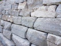Grandi rocce ai fini di costruzione delle strade e delle vie in città e municipio fotografia stock libera da diritti Grandi rocce ai fini di costruzione delle strade e delle vie in città e municipio fotografia stock libera da diritti
