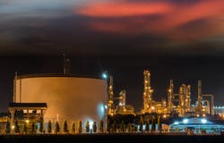 Grandi serbatoi dell'olio industriali in una raffineria Immagini Stock Libere da Diritti Grandi serbatoi dell'olio industriali in una raffineria Immagini Stock Libere da Diritti