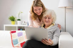 Grandma διδασκαλίας Grandaughter πώς να χρησιμοποιήσει το σύγχρονο υπολογιστή στοκ εικόνες Grandma διδασκαλίας Grandaughter πώς να χρησιμοποιήσει το σύγχρονο υπολογιστή στοκ εικόνες