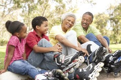 grandparents внучат кладя коньки стоковые изображения rf grandparents внучат кладя коньки стоковые изображения rf