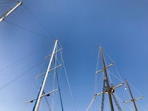 Grands mâts grands, une structure verticalement debout sur un bateau, un bateau soutenu par des accolades, types, une pièce d'équ photographie stock libre de droits Grands mâts grands, une structure verticalement debout sur un bateau, un bateau soutenu par des accolades, types, une pièce d'équ photographie stock libre de droits