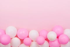 Graniczy od kolorowych balonów dla urodziny na pastelowych menchii stołu odgórnym widoku mieszkanie nieatutowy styl fotografia stock Graniczy od kolorowych balonów dla urodziny na pastelowych menchii stołu odgórnym widoku mieszkanie nieatutowy styl fotografia stock