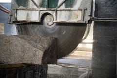 Granitowy przerób w produkci Tnąca granitowa cegiełka z kółkowym saw Use woda dla chłodzić Przemysłowy piłowanie obrazy royalty free Granitowy przerób w produkci Tnąca granitowa cegiełka z kółkowym saw Use woda dla chłodzić Przemysłowy piłowanie obrazy royalty free