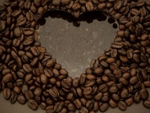 grano de café del corazón dentro del agua fotografía de archivo grano de café del corazón dentro del agua fotografía de archivo