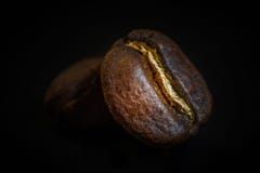 Grano de café, primer en fondo negro imágenes de archivo libres de regalías Grano de café, primer en fondo negro imágenes de archivo libres de regalías