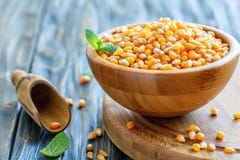 Grano di cereale in una ciotola di legno fotografia stock libera da diritti Grano di cereale in una ciotola di legno fotografia stock libera da diritti