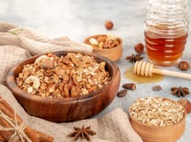 Granola casalingo in ciotola di legno con gli ingredienti - avena, dadi, uff fotografia stock libera da diritti Granola casalingo in ciotola di legno con gli ingredienti - avena, dadi, uff fotografia stock libera da diritti