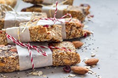 Granola energetyczni bary z figami, oatmeal, migdałem, cranberry, chia i słonecznikowymi ziarnami, zdrowa przekąska, kopii przest zdjęcie stock Granola energetyczni bary z figami, oatmeal, migdałem, cranberry, chia i słonecznikowymi ziarnami, zdrowa przekąska, kopii przest zdjęcie stock