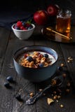 Granola fresco do café da manhã saudável, muesli com iogurte, blueberrie fotografia de stock Granola fresco do café da manhã saudável, muesli com iogurte, blueberrie fotografia de stock