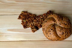 Granola och bullar av grovt mjöl royaltyfri bild Granola och bullar av grovt mjöl royaltyfri bild