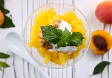 Granola sano de la avena del desayuno con el yogur, albaricoque en una luz Fotografía de archivo Granola sano de la avena del desayuno con el yogur, albaricoque en una luz Fotografía de archivo