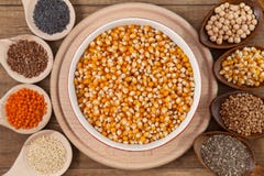 Granos y concepto sano y diverso de la variedad de las semillas - de la comida foto de archivo Granos y concepto sano y diverso de la variedad de las semillas - de la comida foto de archivo