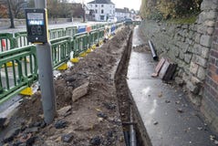 Grantham, 15 Engeland-November, 2018 De werken bij de wegstraat van Londen dichtbij verkeerslicht stock foto Grantham, 15 Engeland-November, 2018 De werken bij de wegstraat van Londen dichtbij verkeerslicht stock foto