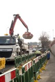 Grantham, Inghilterra 15 novembre 2018 Due lavoratori e macchine sul sito alla via della strada di Londra immagine stock Grantham, Inghilterra 15 novembre 2018 Due lavoratori e macchine sul sito alla via della strada di Londra immagine stock