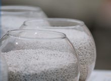 Granules en plastique blancs sur l'extrudeuse pour préparer des plastiques sur l'usine d'extrusion photo libre de droits Granules en plastique blancs sur l'extrudeuse pour préparer des plastiques sur l'usine d'extrusion photo libre de droits
