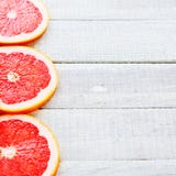Grapefruitowy na białych deskach Zdjęcie Royalty Free Grapefruitowy na białych deskach Zdjęcie Royalty Free