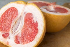Grapefruktsnitt in i två delar arkivfoto Grapefruktsnitt in i två delar arkivfoto