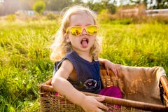 Grappig meisje in zonnebril royalty-vrije stock afbeelding Grappig meisje in zonnebril royalty-vrije stock afbeelding
