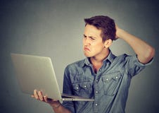 Grappige clueless kerel die problemen met laptop hebben Ingewikkelde technologie stock afbeelding Grappige clueless kerel die problemen met laptop hebben Ingewikkelde technologie stock afbeelding