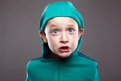 Grappige jongen in Kap grimassen getrokken emotiekind royalty-vrije stock afbeeldingen Grappige jongen in Kap grimassen getrokken emotiekind royalty-vrije stock afbeeldingen