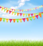 Grasgazon met heldere buntings wolken op blauwe hemel vector illustratie Grasgazon met heldere buntings wolken op blauwe hemel vector illustratie
