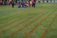 Grasspoor voor het lopen met onduidelijk beeld bij agenten in sportevenement royalty-vrije stock afbeelding Grasspoor voor het lopen met onduidelijk beeld bij agenten in sportevenement royalty-vrije stock afbeelding