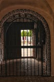 Grata dell'entrata al patio della casa tipica di Castiglia-La Mancha Fotografia Stock Libera da Diritti Grata dell'entrata al patio della casa tipica di Castiglia-La Mancha Fotografia Stock Libera da Diritti