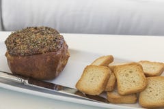 Gratin сыра заполненный с ветчиной и сопровоженный с здравицами Стоковые Фото Gratin сыра заполненный с ветчиной и сопровоженный с здравицами Стоковые Фото