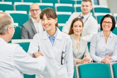 Gratulacje uścisk dłoni między lekarką i uczniem zdjęcia stock Gratulacje uścisk dłoni między lekarką i uczniem zdjęcia stock