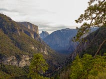 Grauer Morgen über Yosemite-Tal lizenzfreies stockfoto Grauer Morgen über Yosemite-Tal lizenzfreies stockfoto