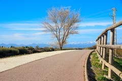 Grava abandonada que camina la trayectoria con los picos de montañas nevosos en fondo foto de archivo libre de regalías Grava abandonada que camina la trayectoria con los picos de montañas nevosos en fondo foto de archivo libre de regalías